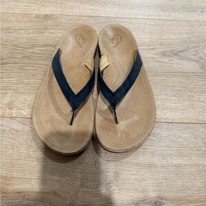 OluKai Nonohe W Leather Flip Flops | Women’s 8 | Black/Tan